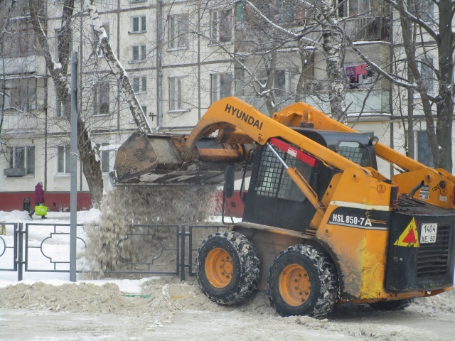 В Ленинском районе Госадмтехнадзор пресек сброс снега на места для газонов