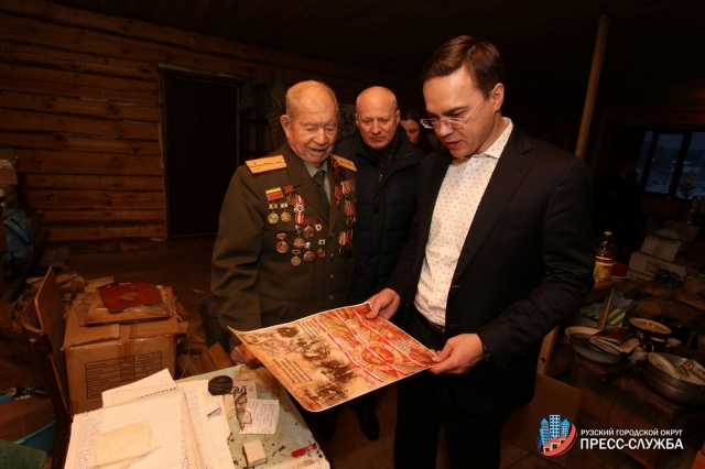 Максим Тарханов поручил решить жилищный вопрос ветерана Сталинградской битвы