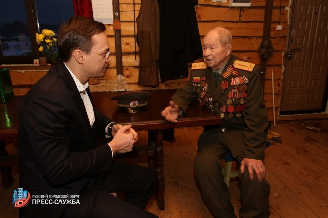 Максим Тарханов поручил решить жилищный вопрос ветерана войны