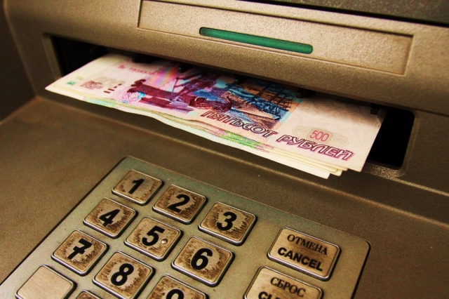 Более 50 тысяч рублей сняли злоумышленники с банковских карт местной жительницы