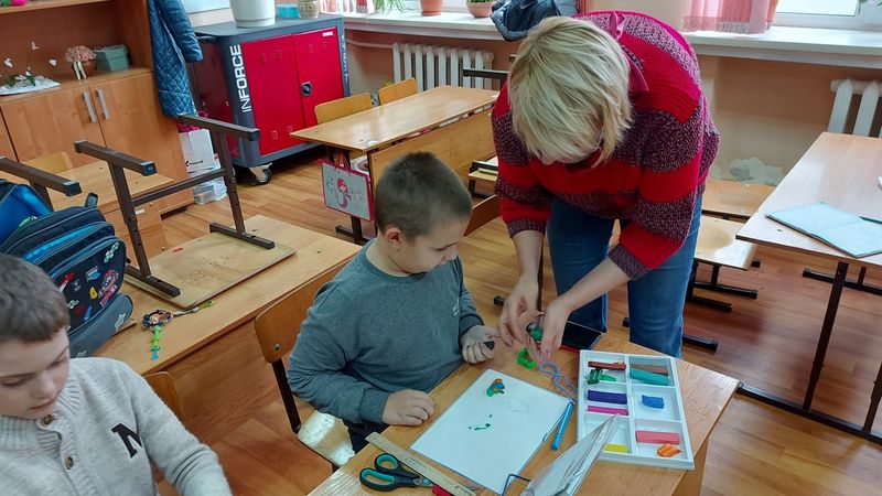 Учащиеся рузской школы сделали открытки бабушкам и дедушкам