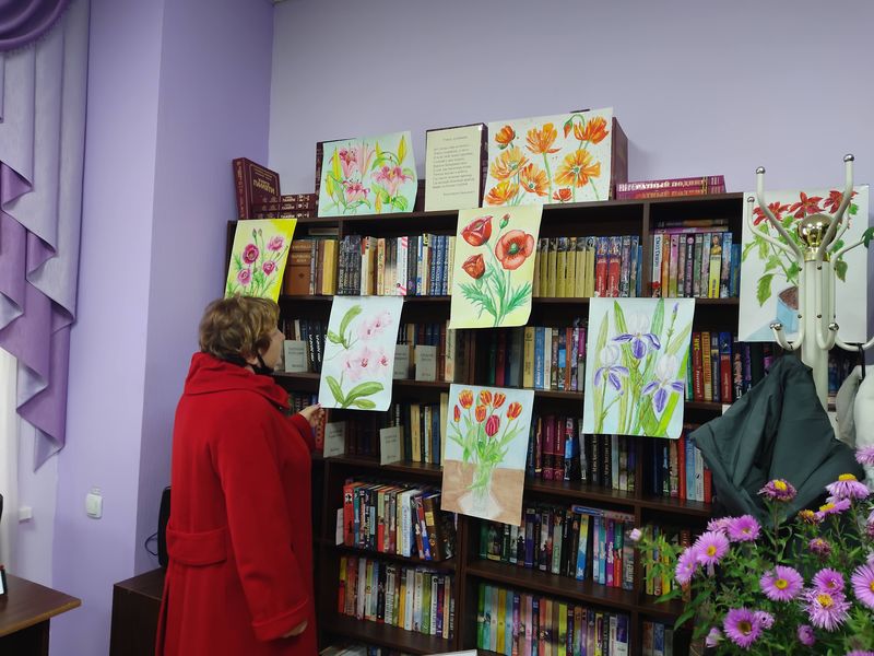 В Колюбакинской библиотеке организована персональная выставка