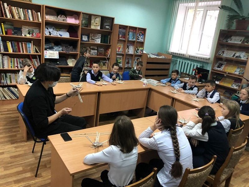 В Рузской библиотеке прошло занятие в клубе «Плетенка»