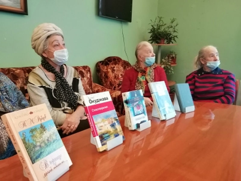 Беляногорским пенсионерам читали стихи о матери