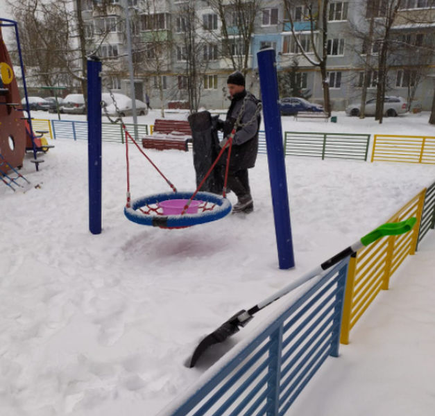 В Рузском округе очищают от снега игровые комплексы