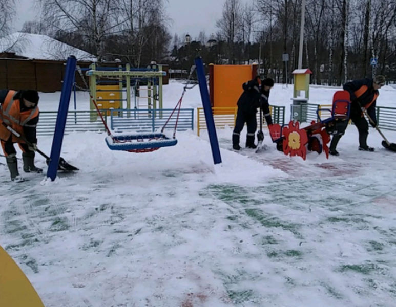 В Рузском округе убирают снег на детских площадках