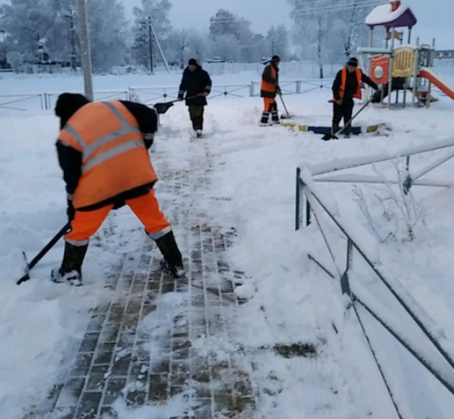 В Рузском округе убирают снег на игровых комплексах