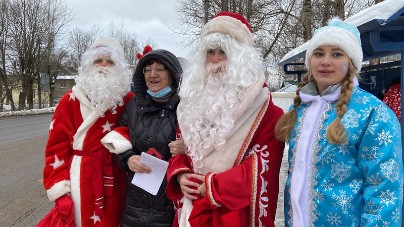 В Тучково прошел парад Дедов Морозов и Снегурочек