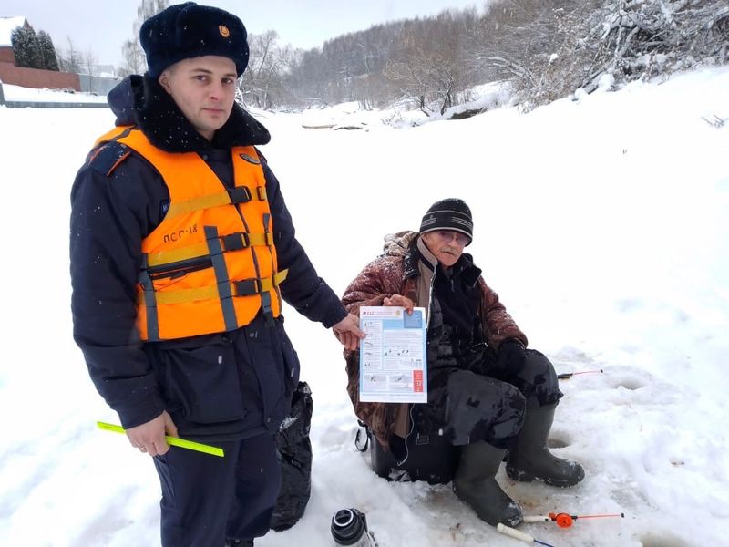 Спасатели мониторят толщину льда