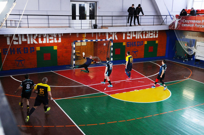 В Рузском округе ветераны играют в мини-футбол