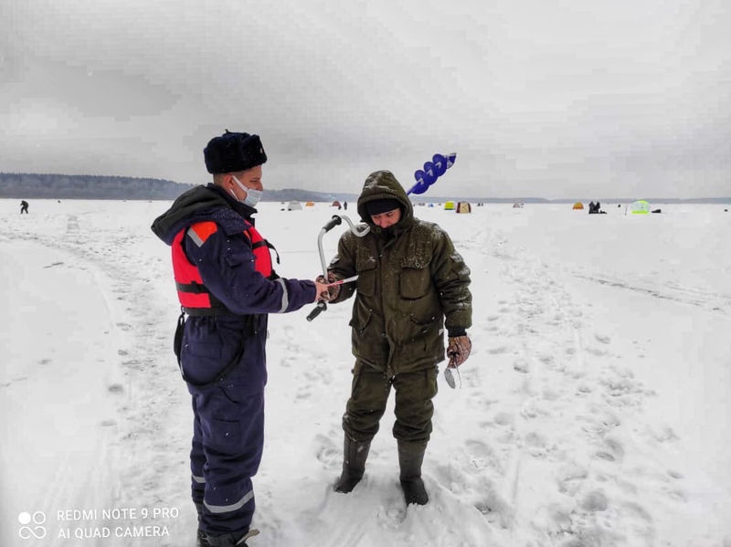 Спасатели проверили толщину льда