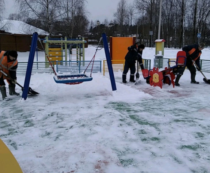 В Рузском округе расчищают детские площадки