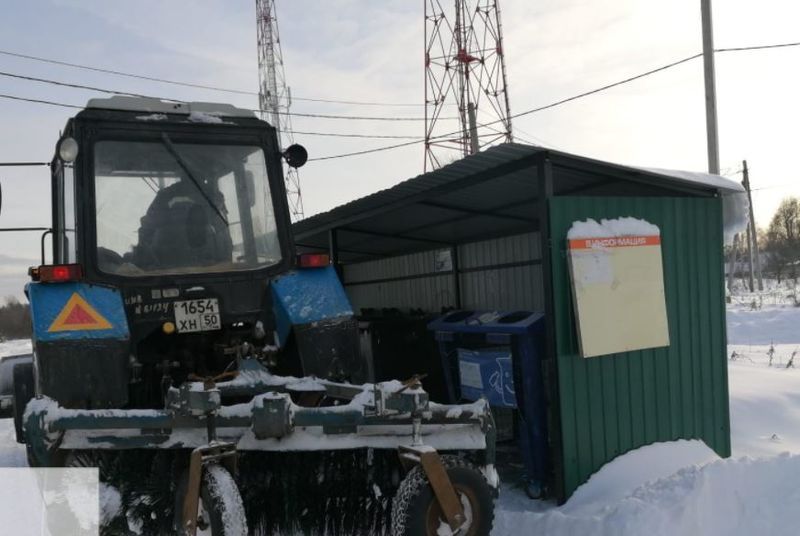В Рузском округе убирают снег на контейнерных площадках