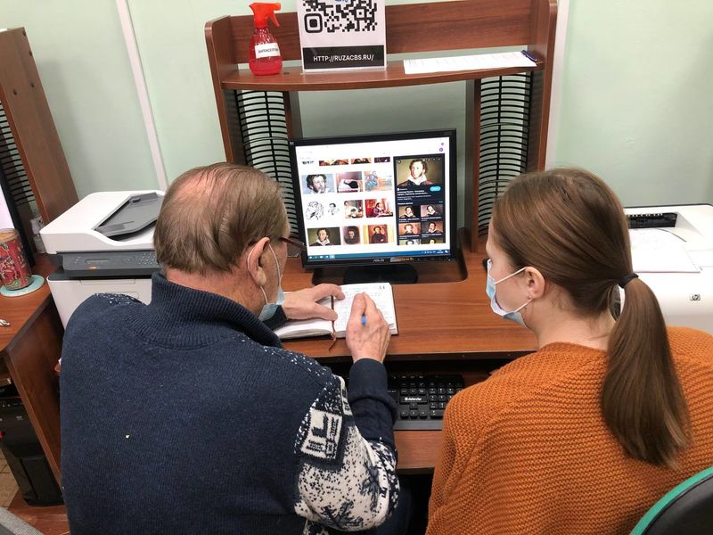 Пожилых ружан обучают навыкам работы с компьютером