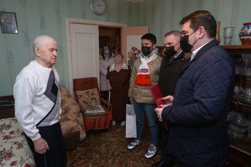 Николай Пархоменко поздравил Александра Тарасикова с Днем защитника Отчества