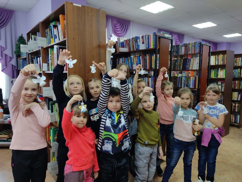 В Колюбакинской библиотеке мастерили ангелочков 