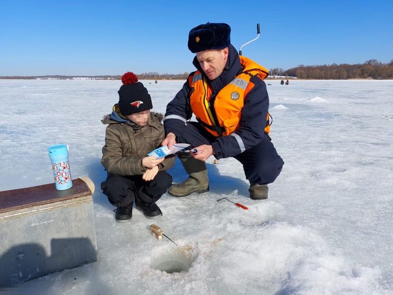 Спасатели ГКУ МО «Мособлпожспас» проверили лед на водоемах Подмосковья 
