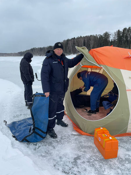 Работники Мособлпожспаса оказали помощь рыбаку на Озернинском водохранилище в Рузском округе 