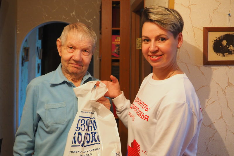 Рузские волонтеры поздравили ветеранов труда и ВОВ