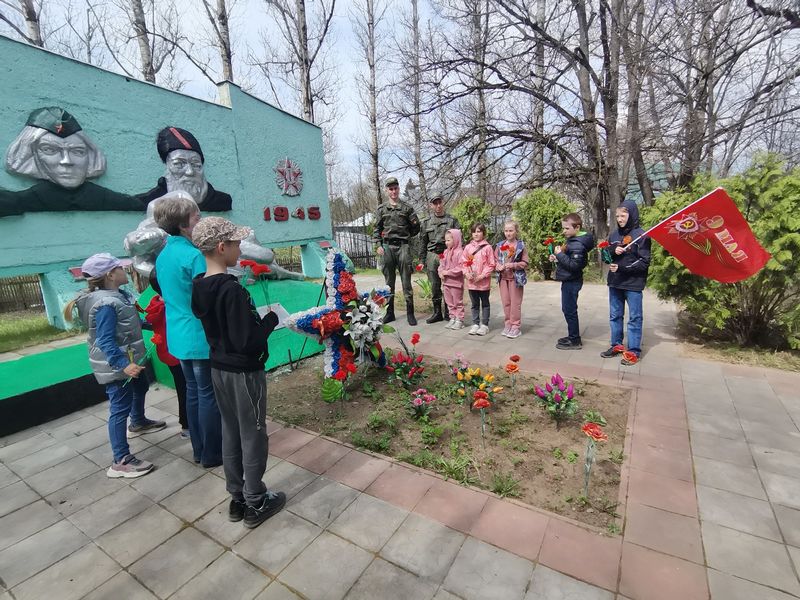 Читатели Старорузской библиотеки возложили цветы