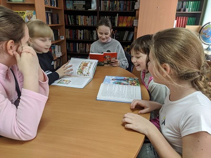 Тучковцы читали книги и играли в библиотеке
