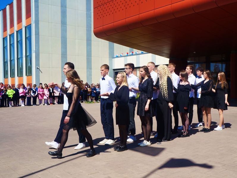 Тучковские одиннадцатиклассники попрощались со школой