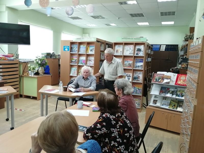 В Тучковской библиотеке обсудили книгу «Сиреневый сад»