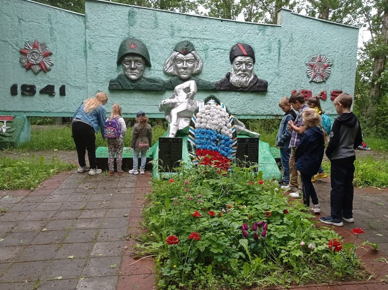 В Нестерово возложили цветы к братской могиле