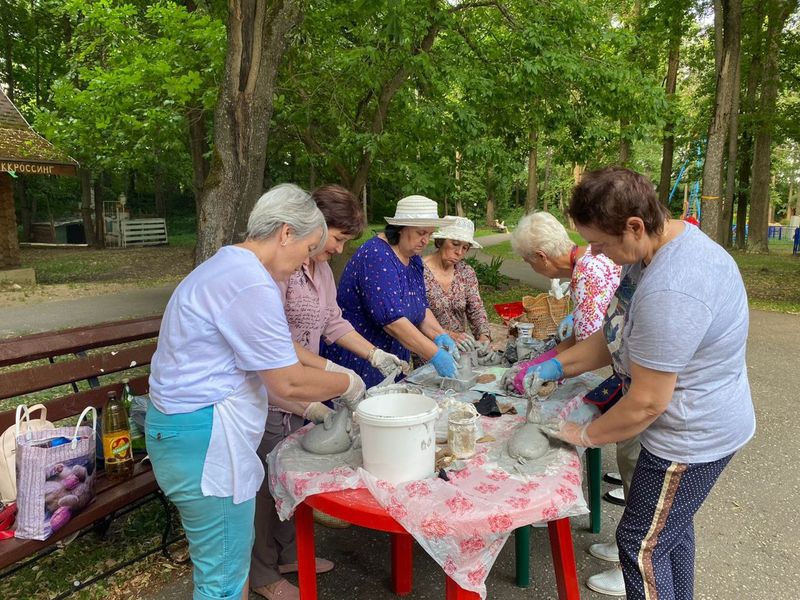 Рузские долголеты мастерят поделки из гипса