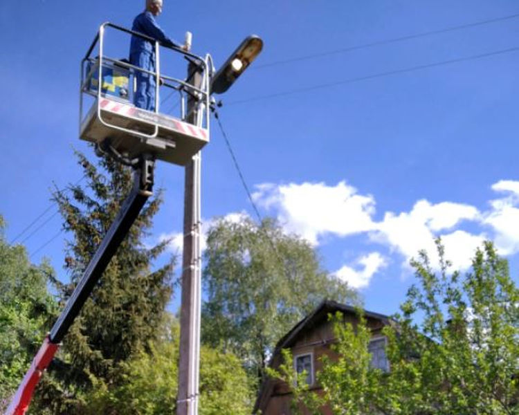 В Рузском округе меняют лампы в фонарях