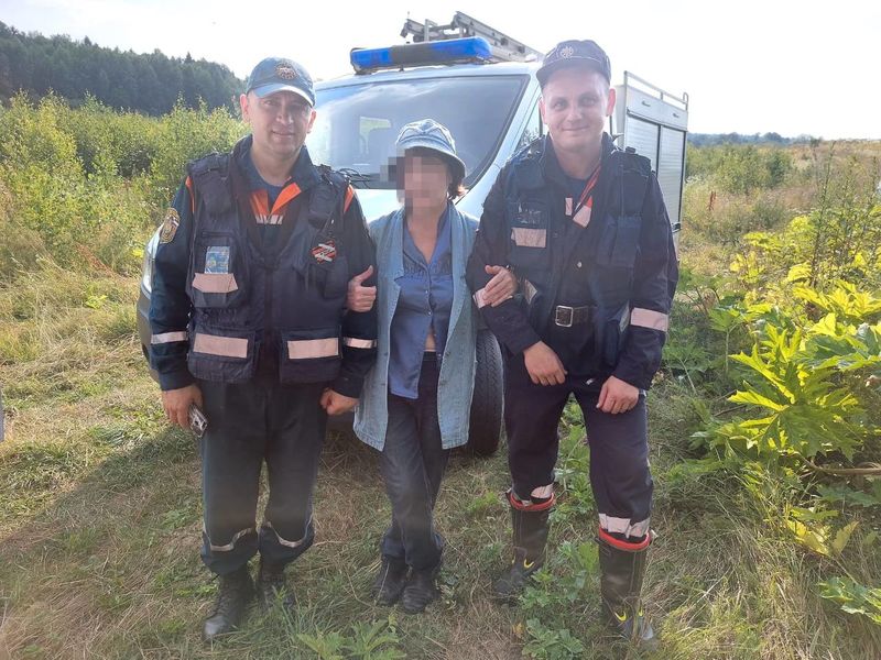 Работники Мособлпожспаса нашли потерявшуюся в лесу пенсионерку в Рузском округе