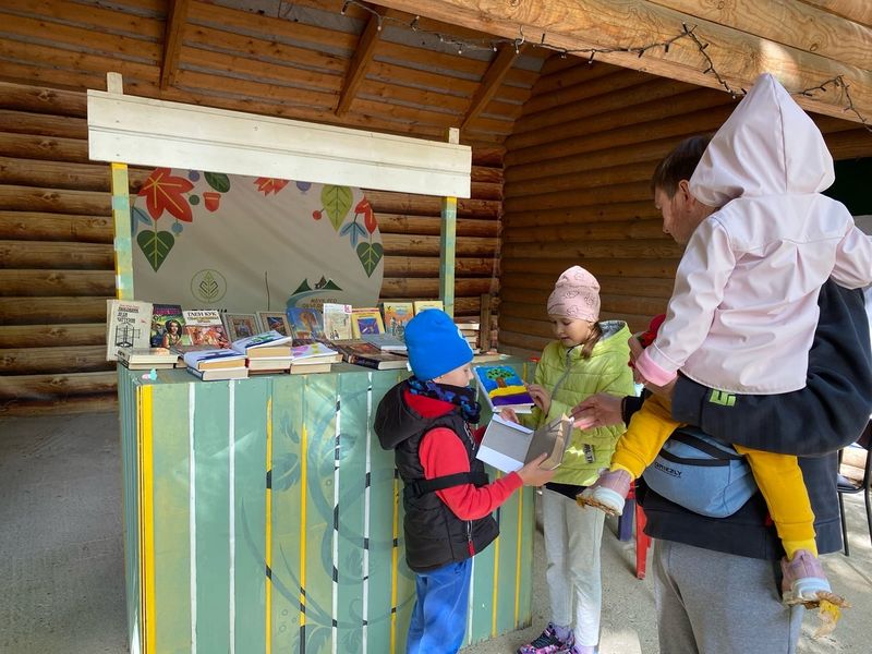 Буккроссинг на Городке работает даже в дождь