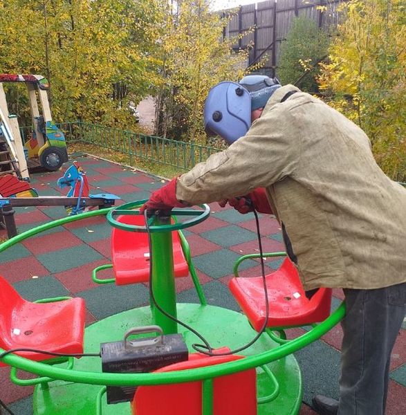 В Рузском округе ремонтируют оборудование на детских площадках