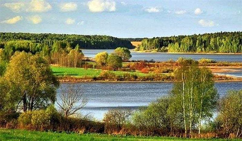 На Озернинском водохранилище из лодки выпал мужчина