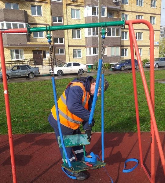 В Рузском округе приводят в порядок оборудование на детских площадках