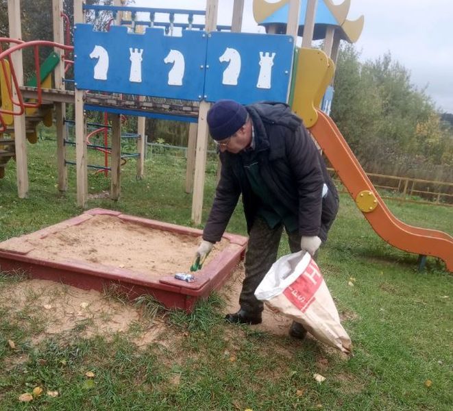 В Рузском округе наводят порядок на детских площадках