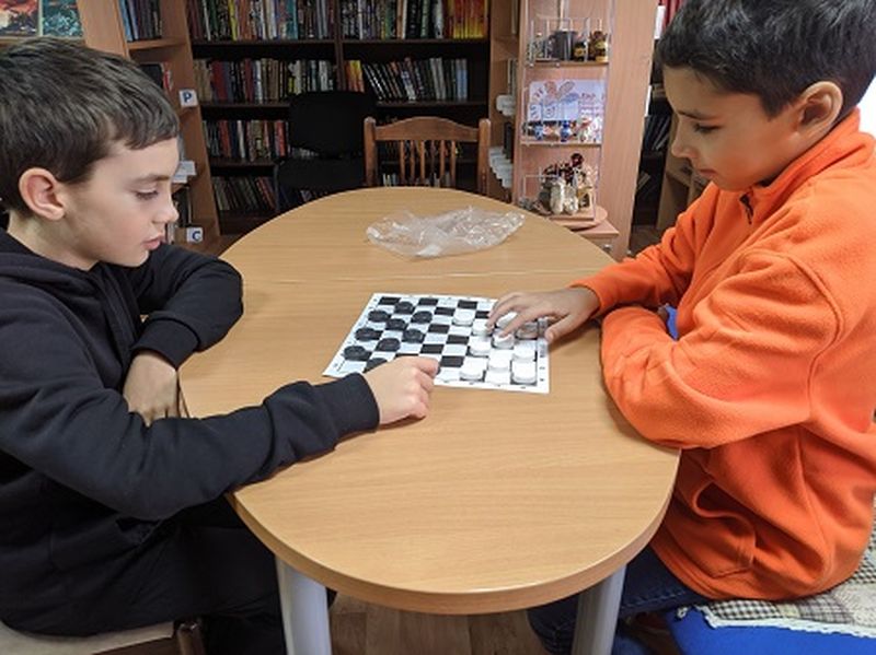 В Тучковской библиотеке прошел турнир по шашкам