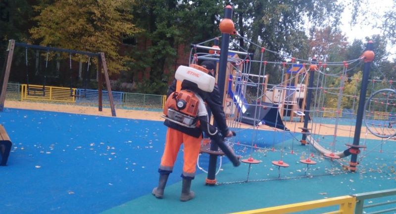  В Рузском округе ремонтируют оборудование на детских площадках