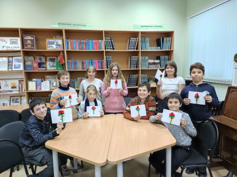 Красная гвоздика: мастер-класс в Тучковской библиотеке
