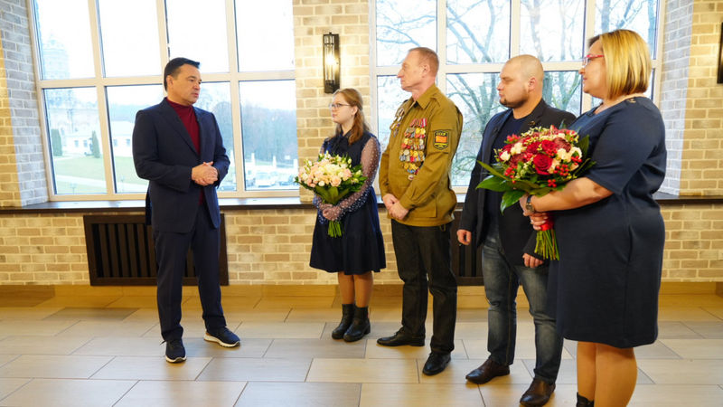 Андрей Воробьев вручил медаль добровольцу, участвовавшему в специальной военной операции