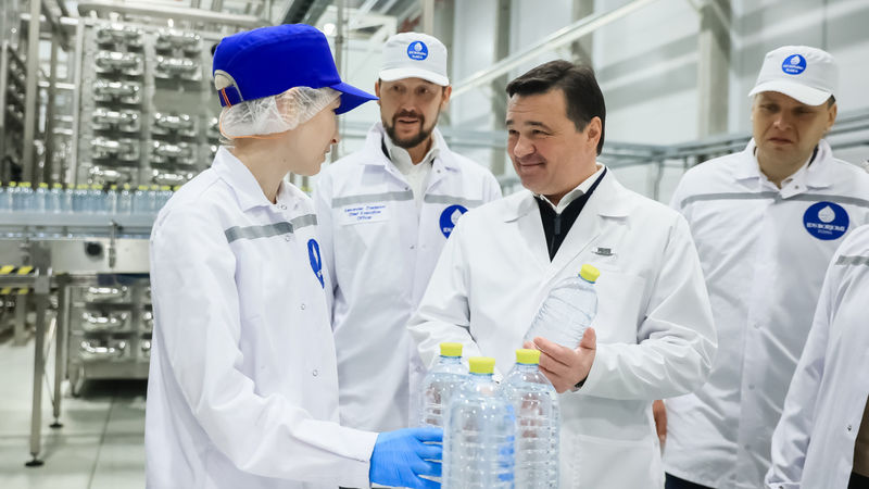 Андрей Воробьев посетил завод по производству воды «Святой источник»