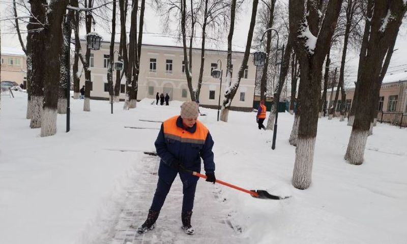 В Рузском округе очищают от снега общественные территории 