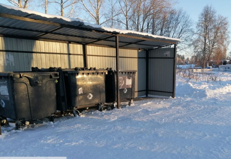 В Рузском округе убирают снег на контейнерных площадках