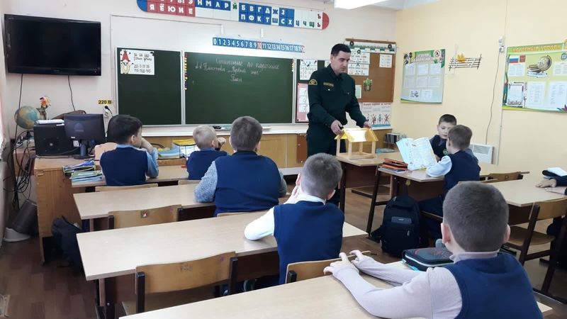 Нововолковские школьники беседовали с лесничим 