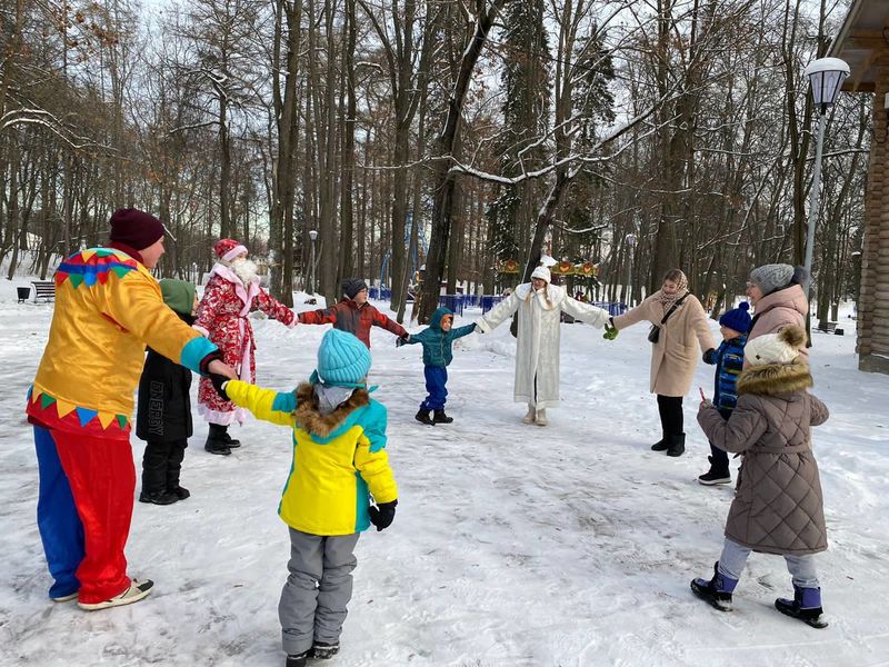Дед Мороз и Снегурочка веселили детей на Городке