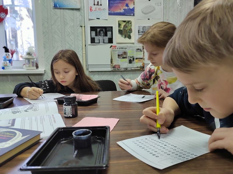 В Краснооктябрьской библиотеке учились писать перьевыми ручками