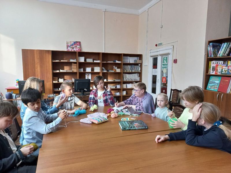 В Рузскую библиотеку – не только читать, но и вязать 