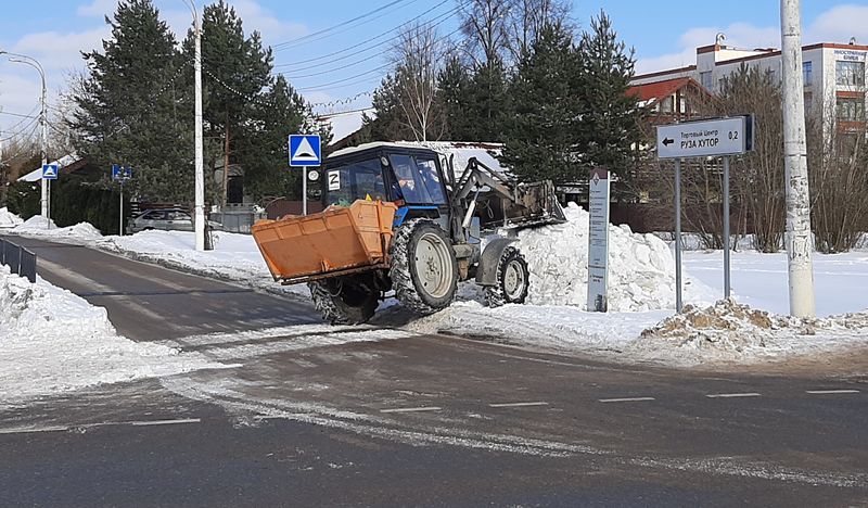 В Рузском округе расчищают от снега общественные территории 