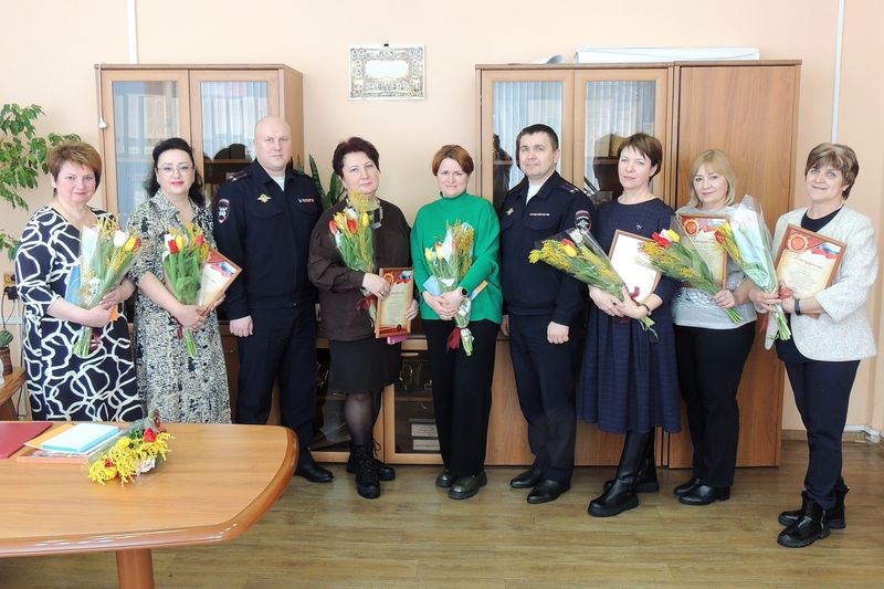 Руководители Госавтоинспекции Рузского округа поздравили педагогов с 50-летием отрядов ЮИД