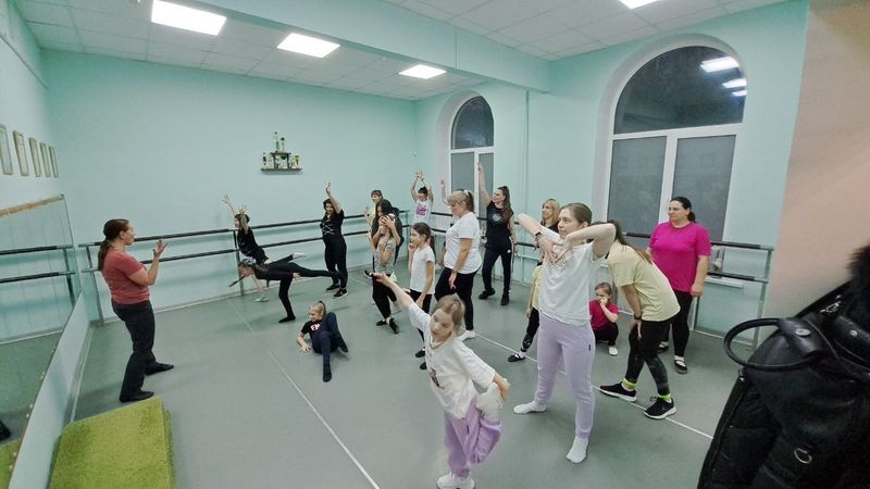 В ДШИ дети и родители изучали танцы